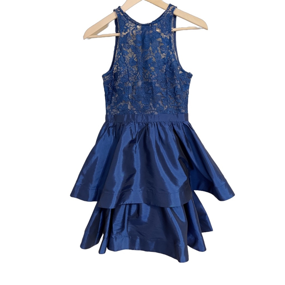 Sleeveless blue ruffled lace dress